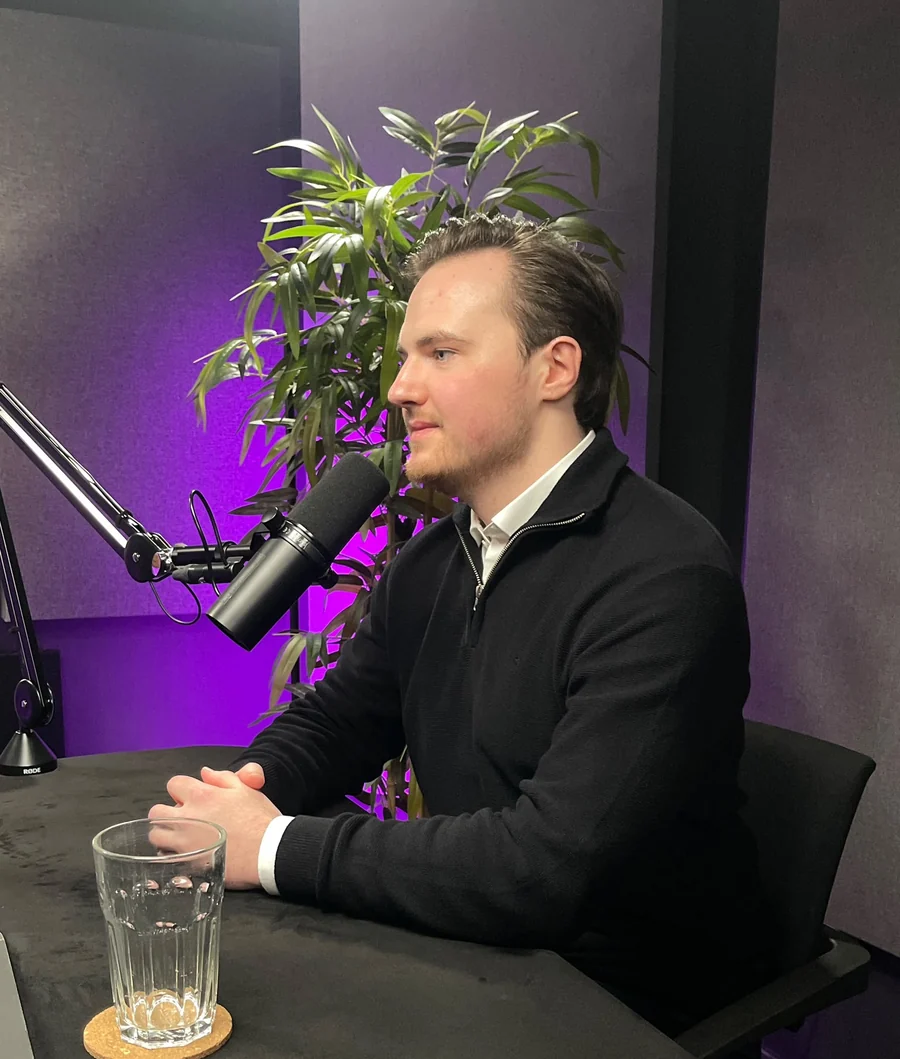 Pascal Killinger im Gespräch, Aufnahme aus einem Podcast-Studio