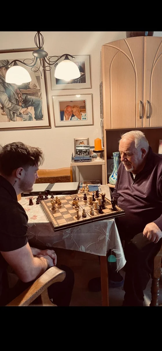 Pascal Killinger beim Schachspiel mit seinem Opa